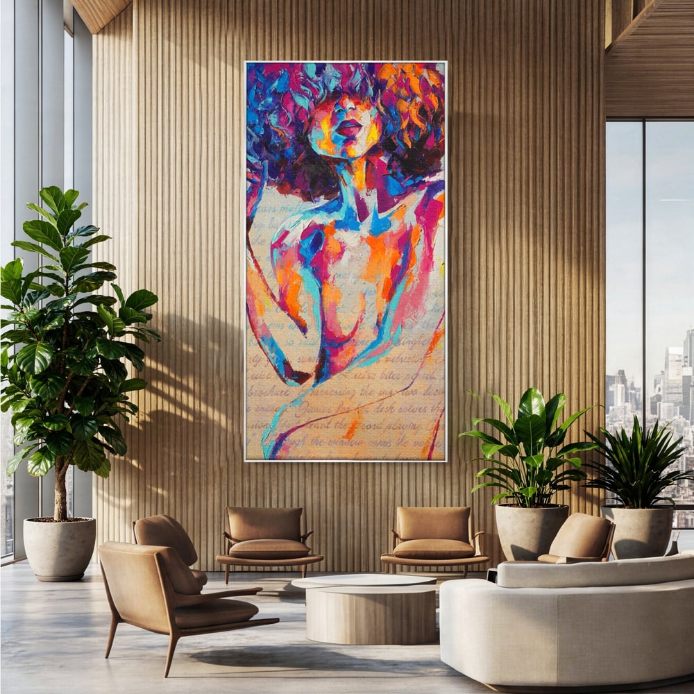 Tablou canvas cu tablou canvas cu portret abstract de femeie, in rama de aluminiu argintiu, pe perete intr-un birou